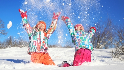 Enfants s'amusant dans la neige