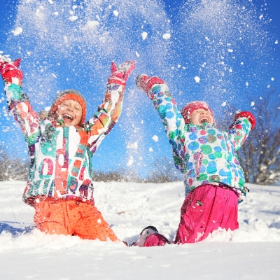 Enfants s'amusant dans la neige